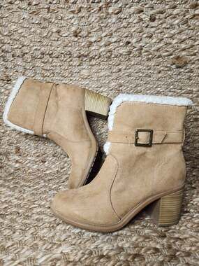 American Eagle Boots Womens 7.5 Buckle Ankle Bootie Brown Suede Stacked Heel